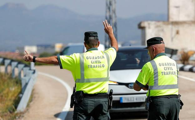 El conductor de un autobús que iba de Valencia a Plasencia con 20 pasajeros da positivo en un control de alcoholemia