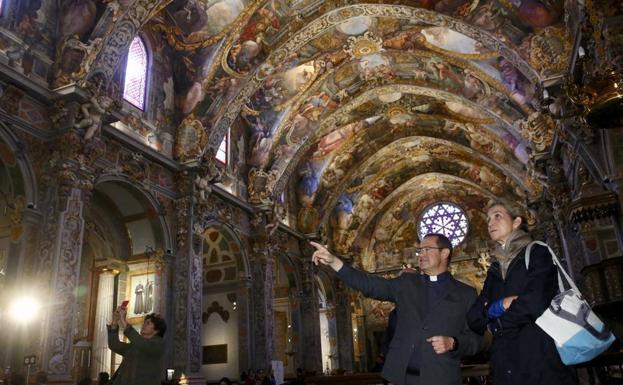 La infanta Elena visita la parroquia de San Nicolás