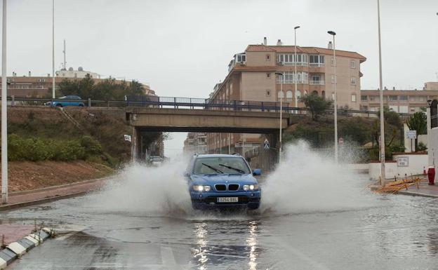 Las lluvias obligan otra vez a suspender el transporte público de Torrevieja y cortar varias vías