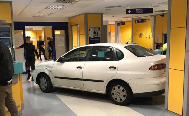 Empotra su coche contra las Urgencias de un hospital en Bilbao porque tenía que esperar