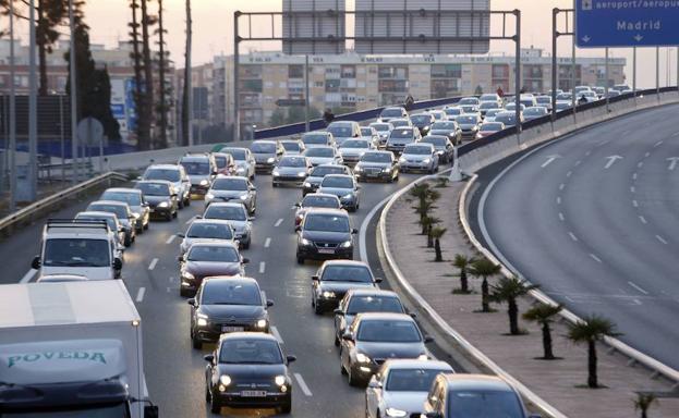 El retorno tras la Semana Santa deja colas de casi 20 kilómetros en la A-3