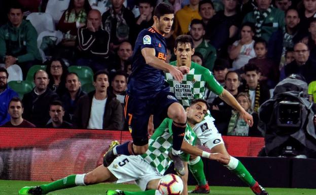 Espectacular doblete de Guedes ante el Betis