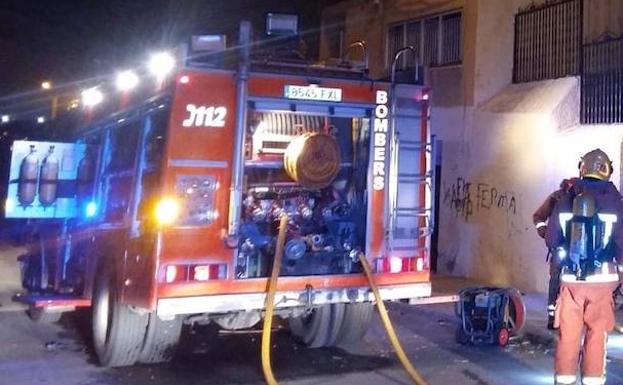 Un incendio obliga a desalojar un edificio de cinco plantas en Benissa