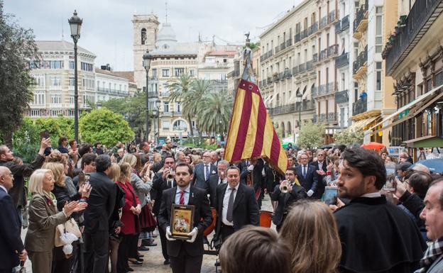 La nueva Real Senyera pisa por primera vez las calles de Valencia