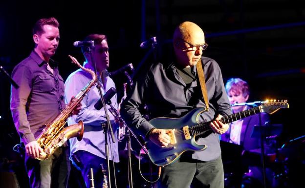 Mark Knopfler suena en la plaza de toros de Valencia