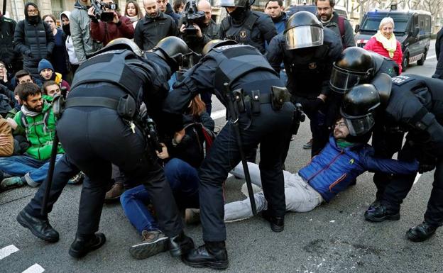 Un juez de Girona cita a 23 policías nacionales por las cargas del 1-O