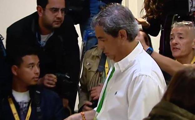 Enfrentamiento entre la prensa y un apoderado de VOX antes de la votación de Pedro Sánchez