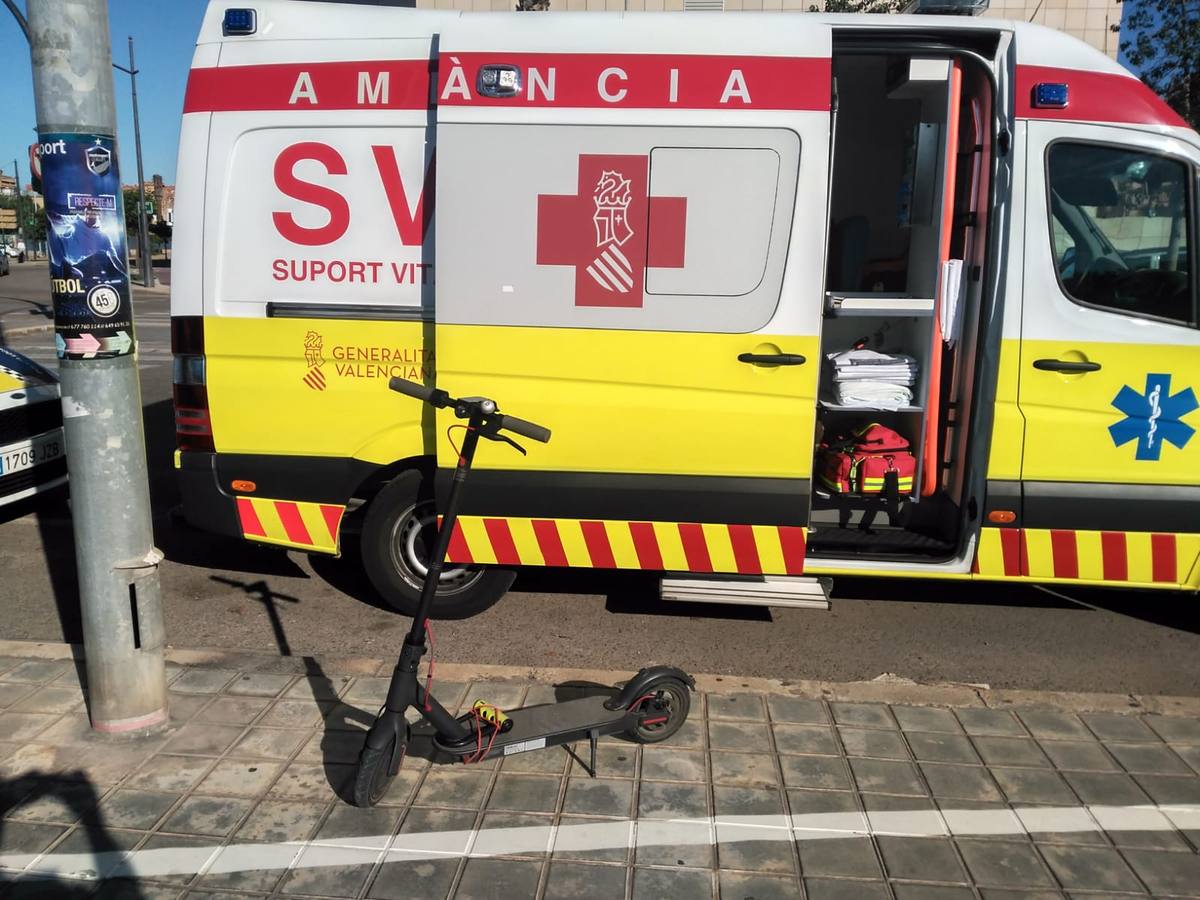 El conductor de un patinete, en estado de muerte cerebral al chocar con una moto