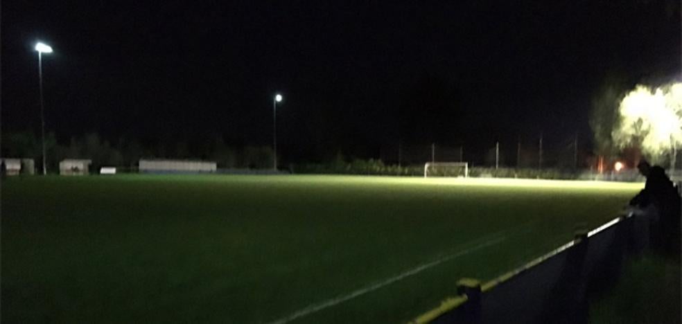 Un jugador expulsado se equivoca y apaga la luz del campo con el partido en marcha