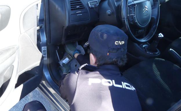 Un detenido en Gandia cuando iba a tomar el ferry a Ibiza con droga en los zapatos, cinturón y coche