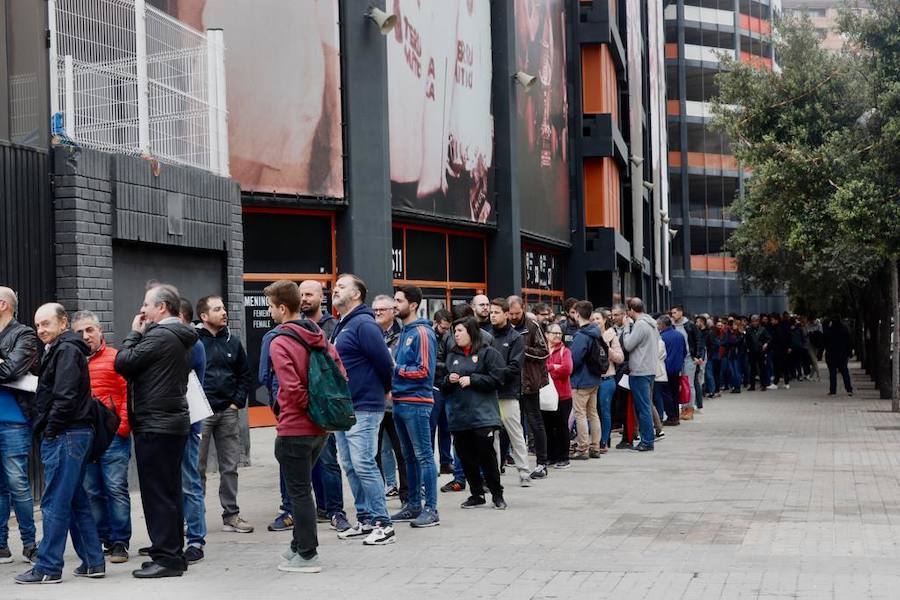 Largas colas en Mestalla por las entradas de la final de Copa