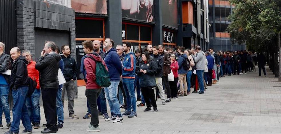 Largas colas en Mestalla para retirar las entradas de la final de Copa del Rey