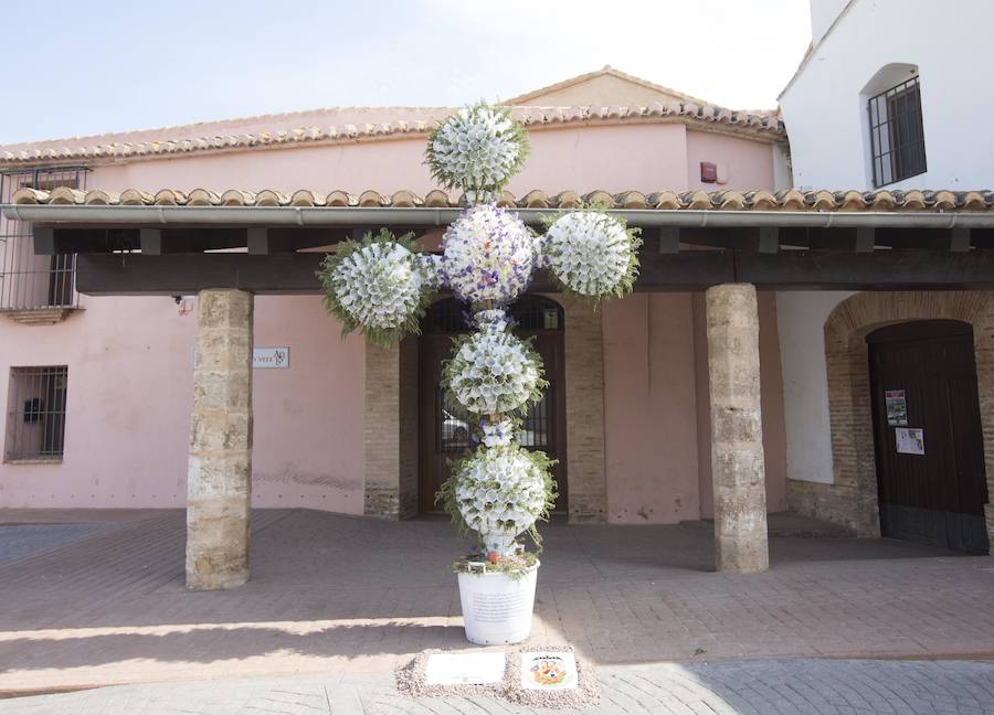 49 cruces de mayo en las calles de Valencia