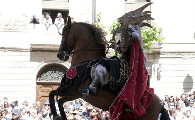 Alcoy vibra con sus moros y cristianos