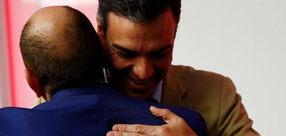 Pedro Sánchez comienza las consultas de Gobierno con una reunión de trámite con Casado