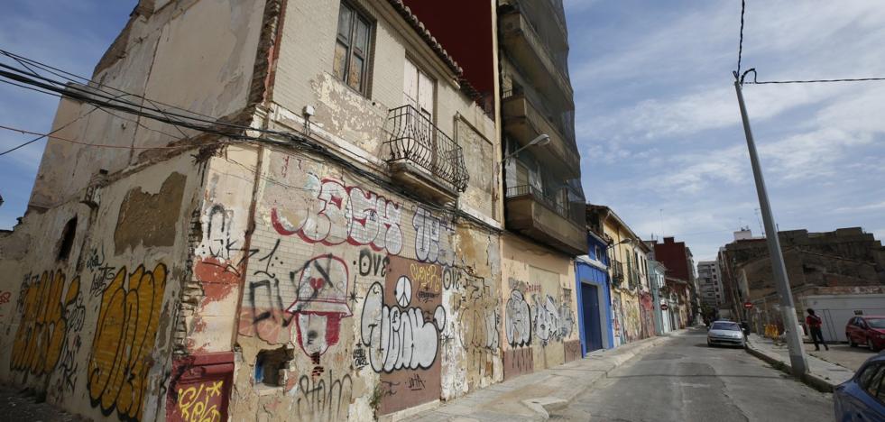 Diecisiete fincas del Ayuntamiento están ocupadas ilegalmente en el Cabanyal