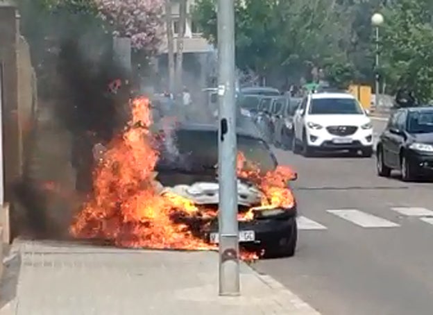 Arde un coche en el polígono de Godella