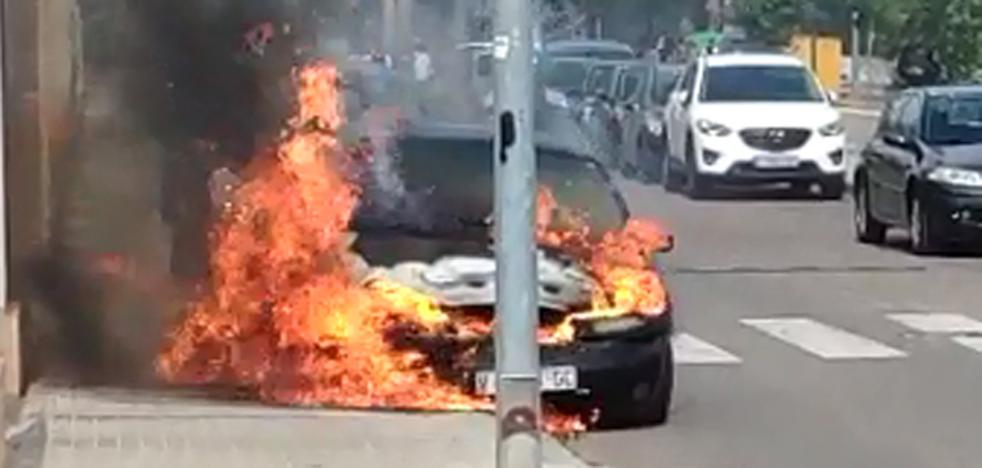 Arde un coche en el polígono de Godella