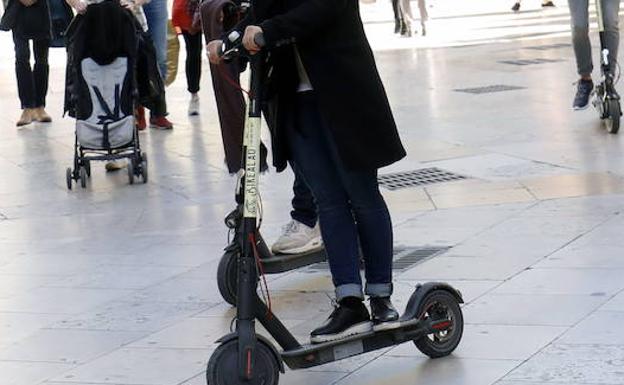 Pelea entre dos mujeres por un patinete que circulaba por la acera en Valencia