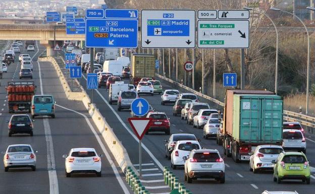 Ocho atascos diferentes colapsan los accesos a Valencia