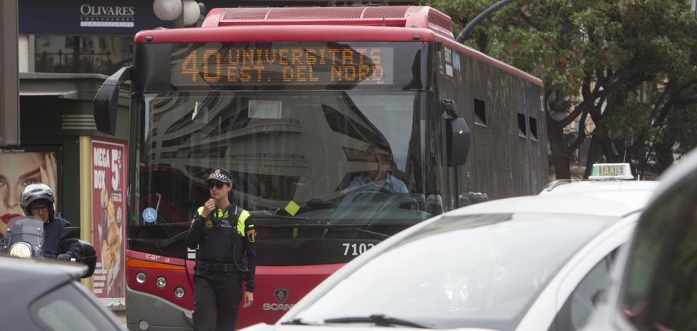 Las líneas de la EMT que pasan por calles con carriles bici son más impuntuales