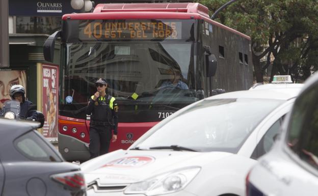 Las líneas de la EMT que pasan por calles con carriles bici son más impuntuales