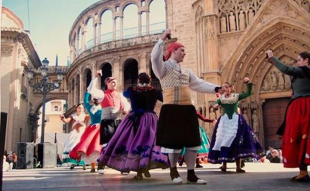 Los grupos de Balls al Carrer de Rascanya, volcados con la dansà de las Fallas a la Virgen de los Desamparados