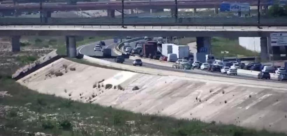 Atascos en la V-30 por un accidente y una avería