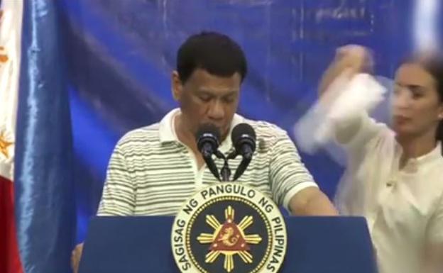 Una cucaracha interrumpe al presidente filipino en pleno discurso