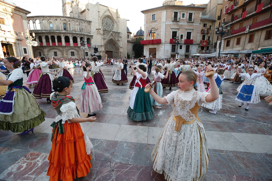 Dansà infantil en honor a la Virgen