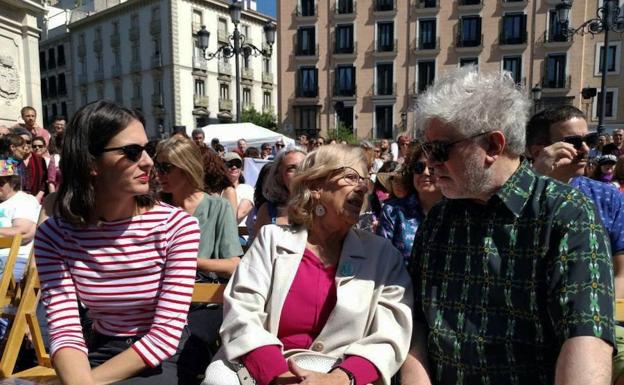 Almodóvar se moja políticamente