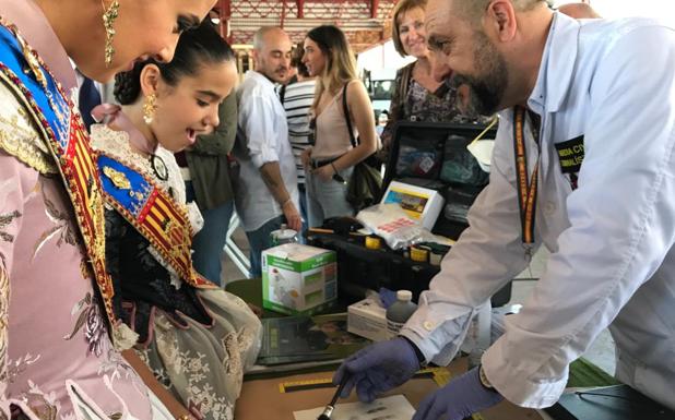 La Guardia Civil toma las huellas a las falleras mayores de Valencia