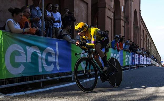 Golpe encima de la mesa de Roglic para comenzar el Giro