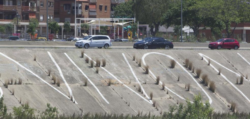 Los grafitis en el nuevo cauce, una práctica imparable de alto riesgo