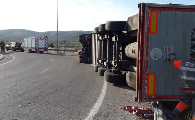 Una decena de cerdos mueren tras volcar un camión que los transportaba en Alcalà de Xivert