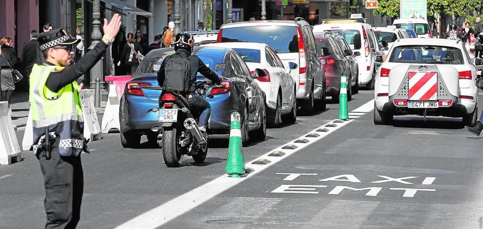 Los atascos por el carril bici obligan a destinar seis policías a la calle Ruzafa
