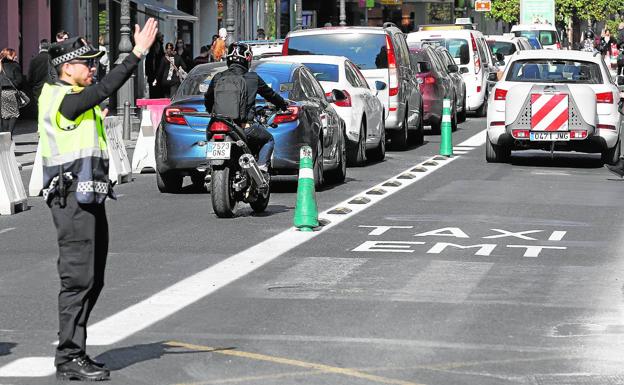 Los atascos por el carril bici obligan a destinar seis policías a la calle Ruzafa