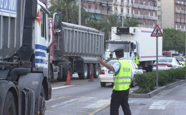 Herido el conductor de un patinete al chocar con un camión en Valencia