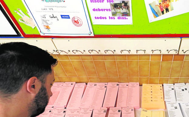 Un funcionario del área de informática del Ayuntamiento de Valencia difunde datos electorales de 8.300 personas