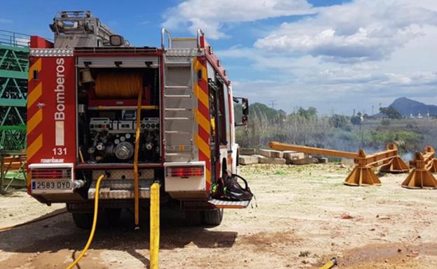 Un incendio amenaza el parque natural del Marjal de Pego-Oliva