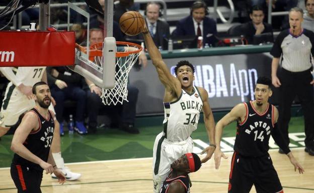 Los Bucks arrollan a los Raptors con un Antetokounmpo inspirado