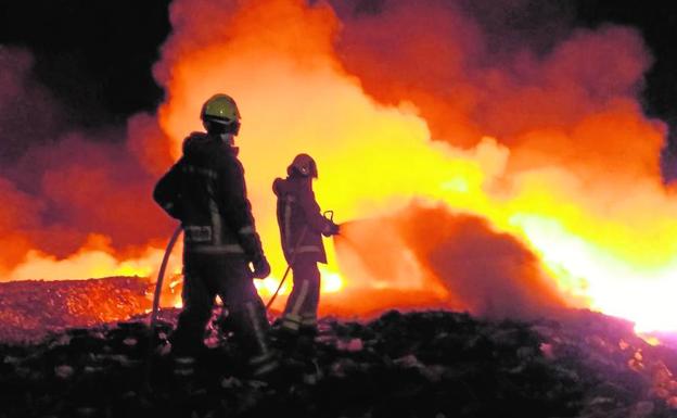 El incendio de un basurero en Caudete de las Fuentes quema 4.000 metros de plástico