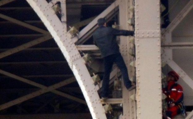Cierran y evacúan la Torre Eiffel por la presencia de un hombre escalando el monumento