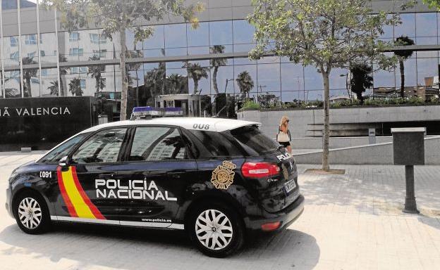 Detenidos en Valencia dos hombres por golpear a sendas parejas, una de ellas con el pómulo y mandíbula rotos