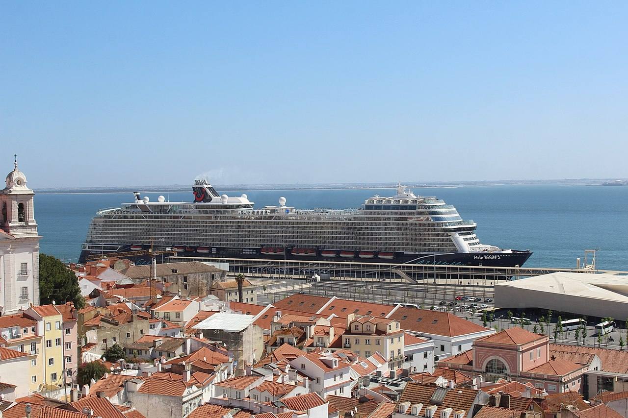 El crucero Mein Schiff 2 recala por primera vez en Valencia