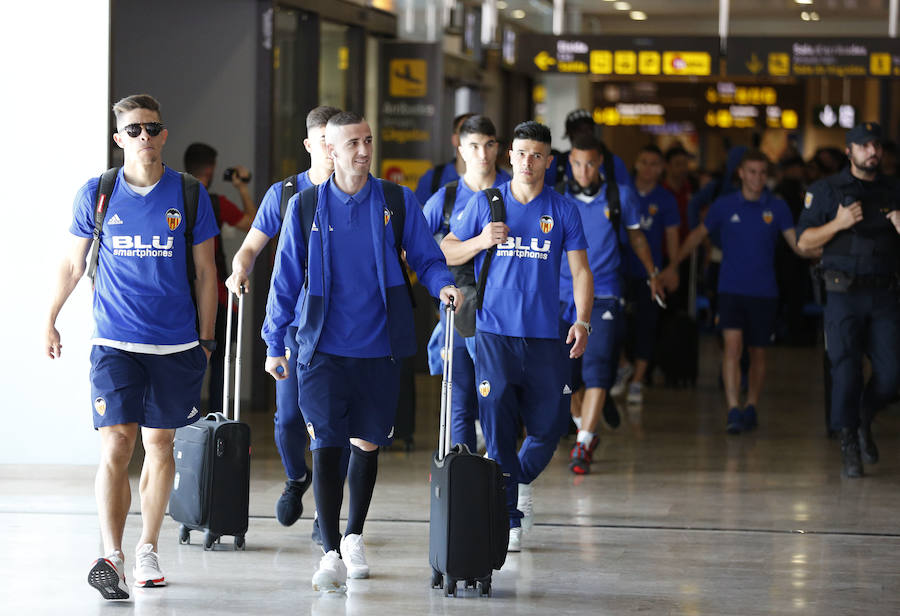 Fotos de los aficionados del Valencia se concentran en Manises para despedir al equipo