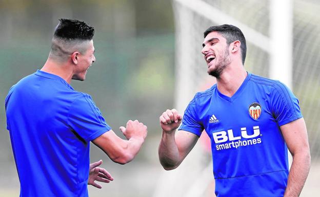 Guedes, ocho títulos y debut como estrella