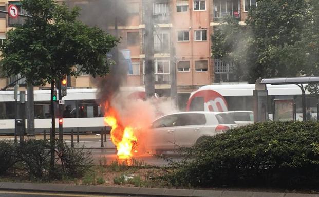 Un coche en llamas colapsa la avenida Primado Reig de Valencia