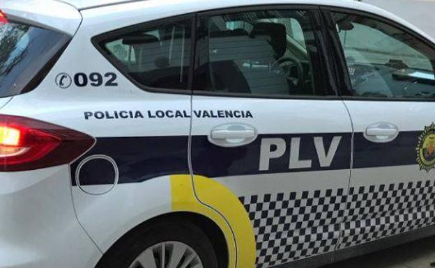 Detenido un joven por agredir a su pareja para controlarle el móvil en Valencia