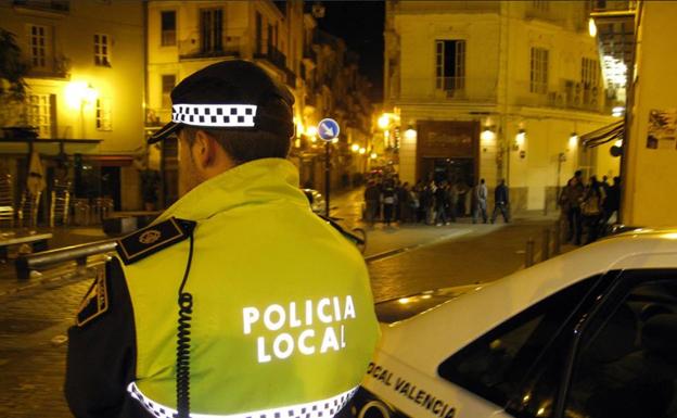 Detenido un hombre de 40 años por romper las ventanas de varios vehículos en Valencia